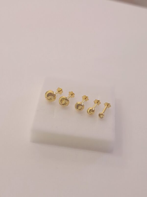 9ct Gold Ear Studs - Image 2