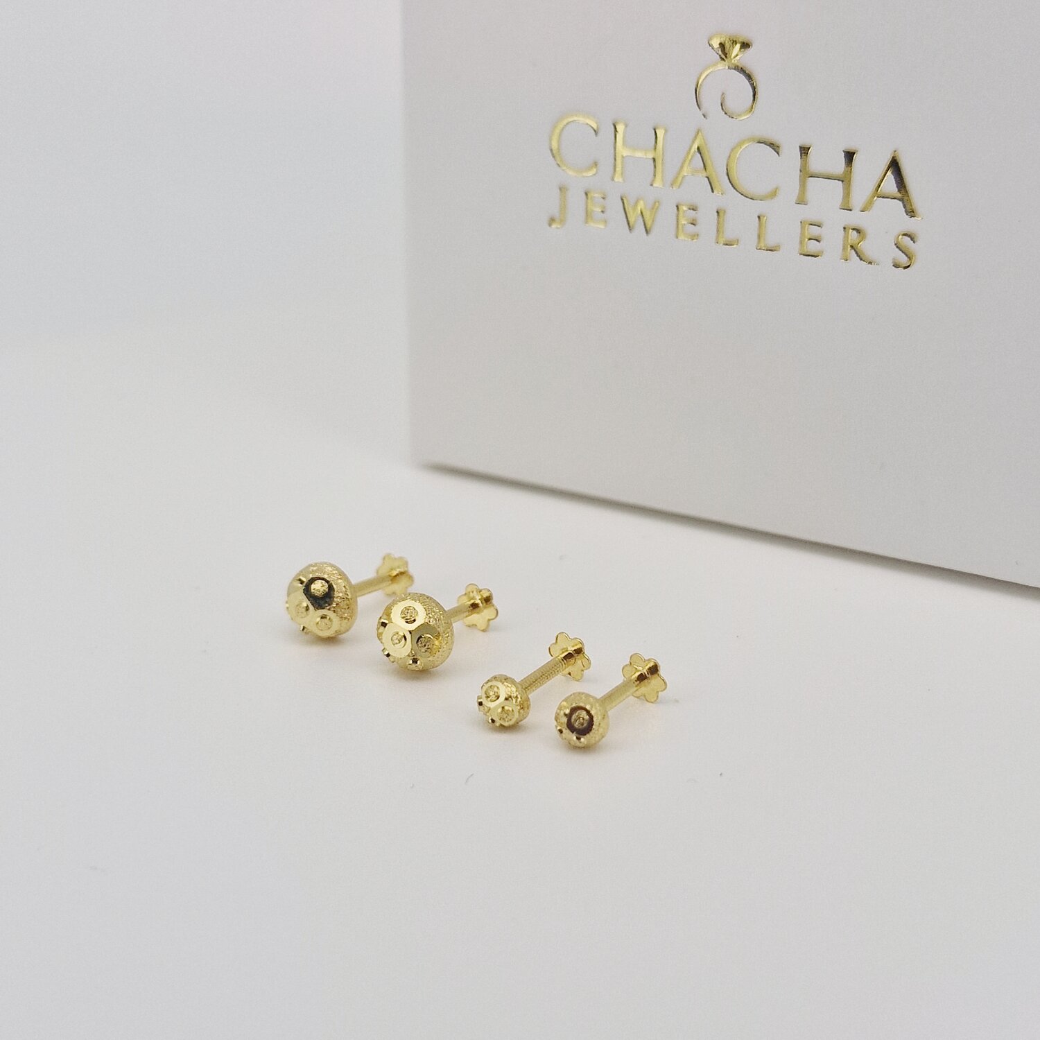 9ct Gold Textured Round Disc Stud Earrings - Image 4